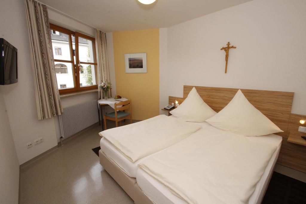 Kloster St. Josef Neumarkt in der Oberpfalz Δωμάτιο φωτογραφία
